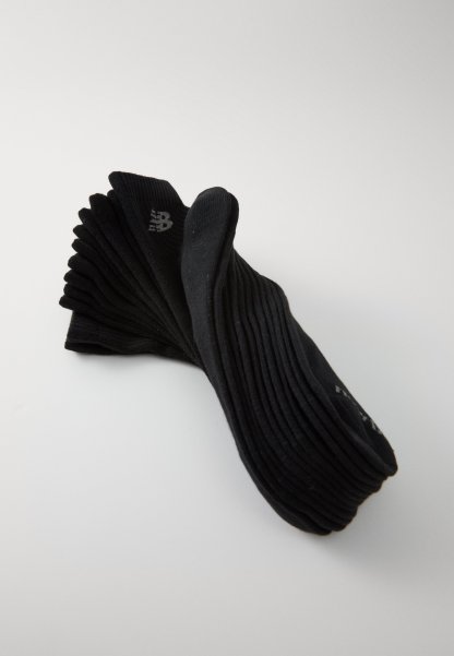 Calcetines negros acanalados, con un material elástico texturizado, con un logo impreso en el puño y un acabado suave.