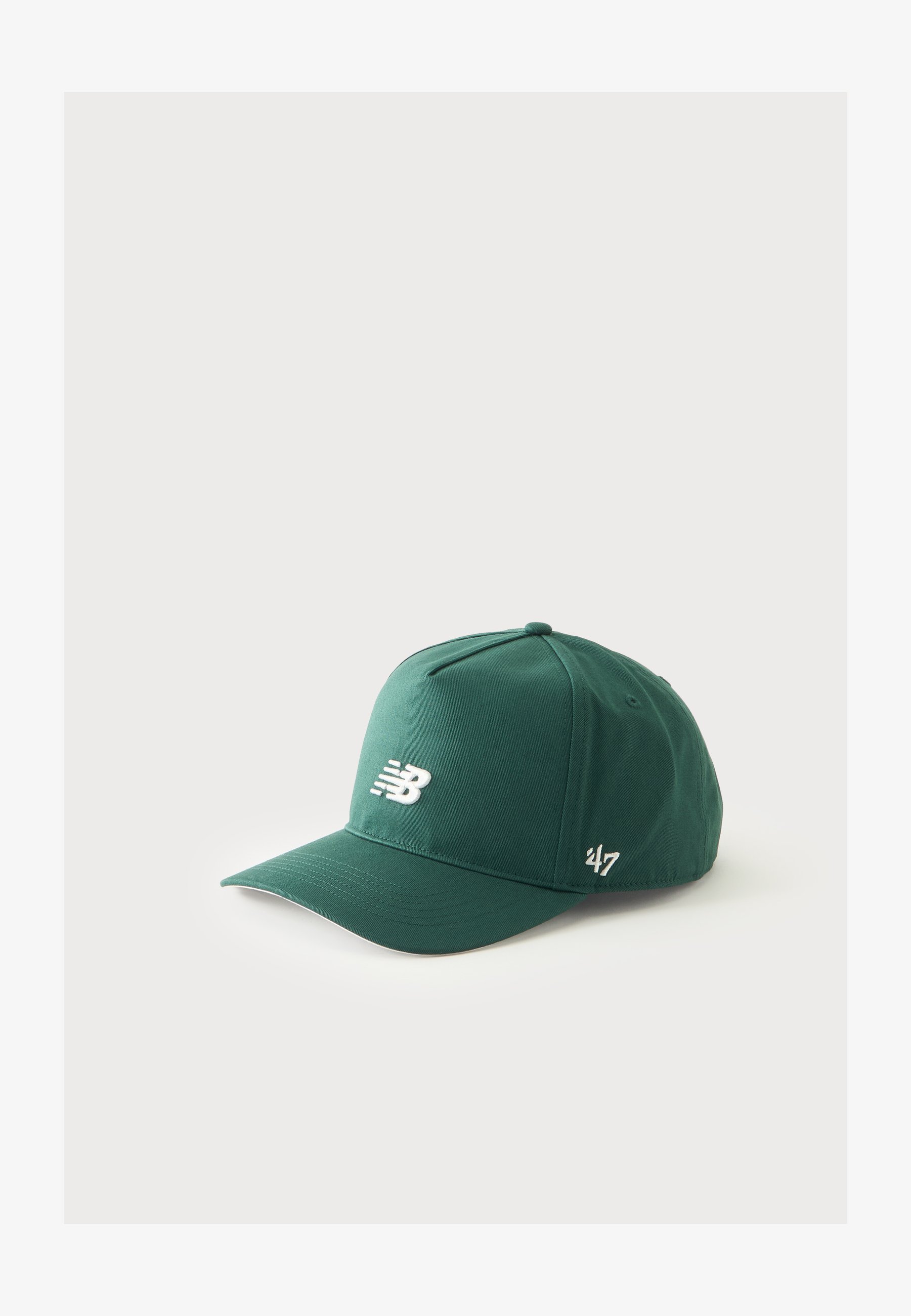 Gorra de béisbol verde oscuro con el logo blanco "NB" en la parte delantera y "47" bordado en el lateral, exhibida sobre un fondo claro y liso.