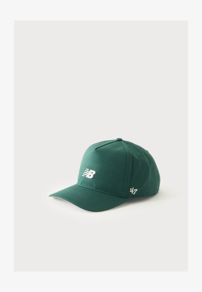 Gorra de béisbol verde oscuro con el logo blanco "NB" en la parte delantera y "47" bordado en el lateral, exhibida sobre un fondo claro y liso.