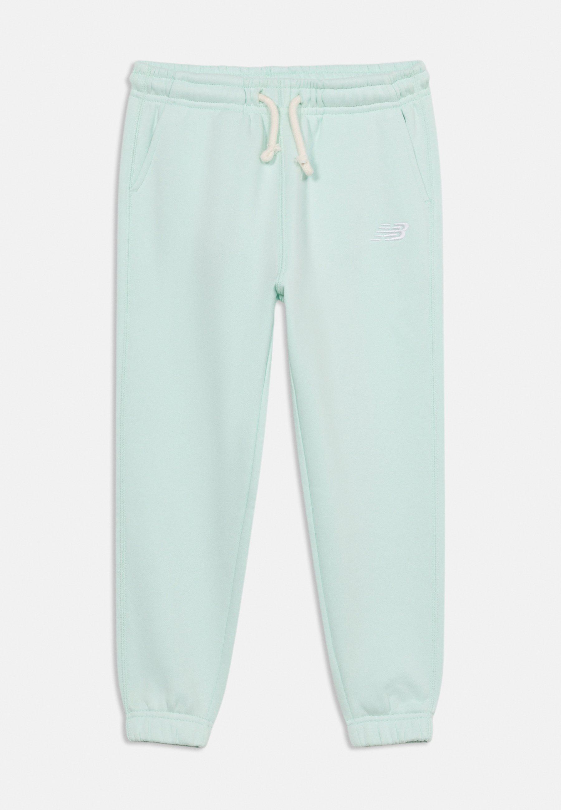 Pantalones deportivos azul claro con cinta elástica en la cintura, cordones blancos, bolsillos laterales, puños elásticos y un pequeño logo blanco de New Balance en el muslo.