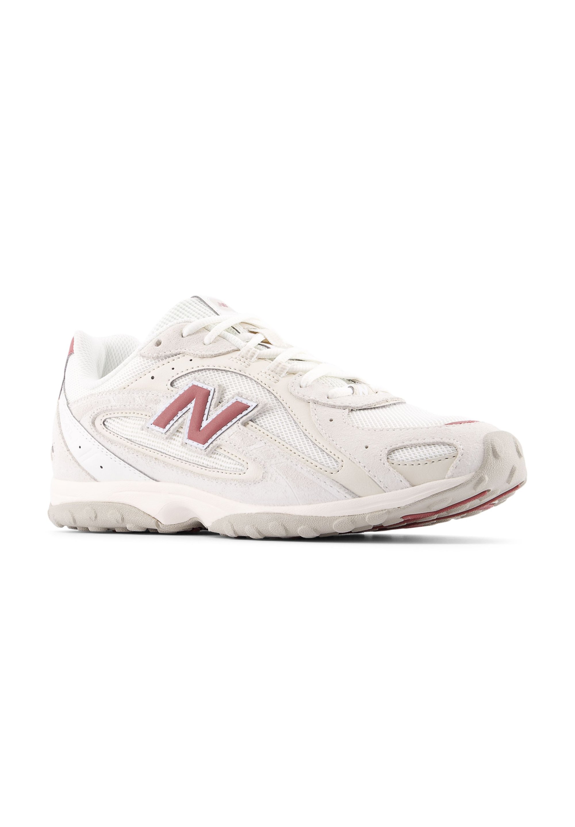 Zapatilla deportiva blanca de malla y ante con detalles en rosa, logo "N" prominente, detalles texturizados y una suela acolchada para mayor soporte.