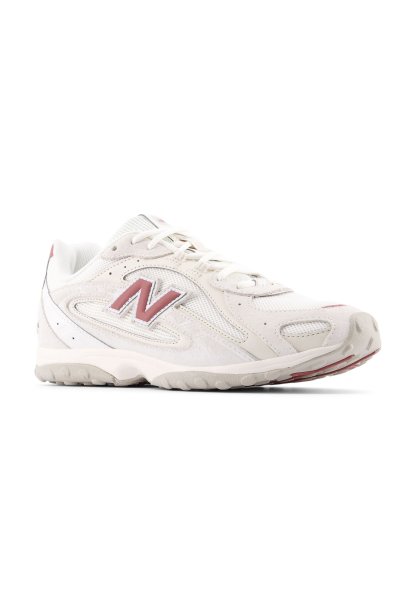 Zapatilla deportiva blanca de malla y ante con detalles en rosa, logo "N" prominente, detalles texturizados y una suela acolchada para mayor soporte.