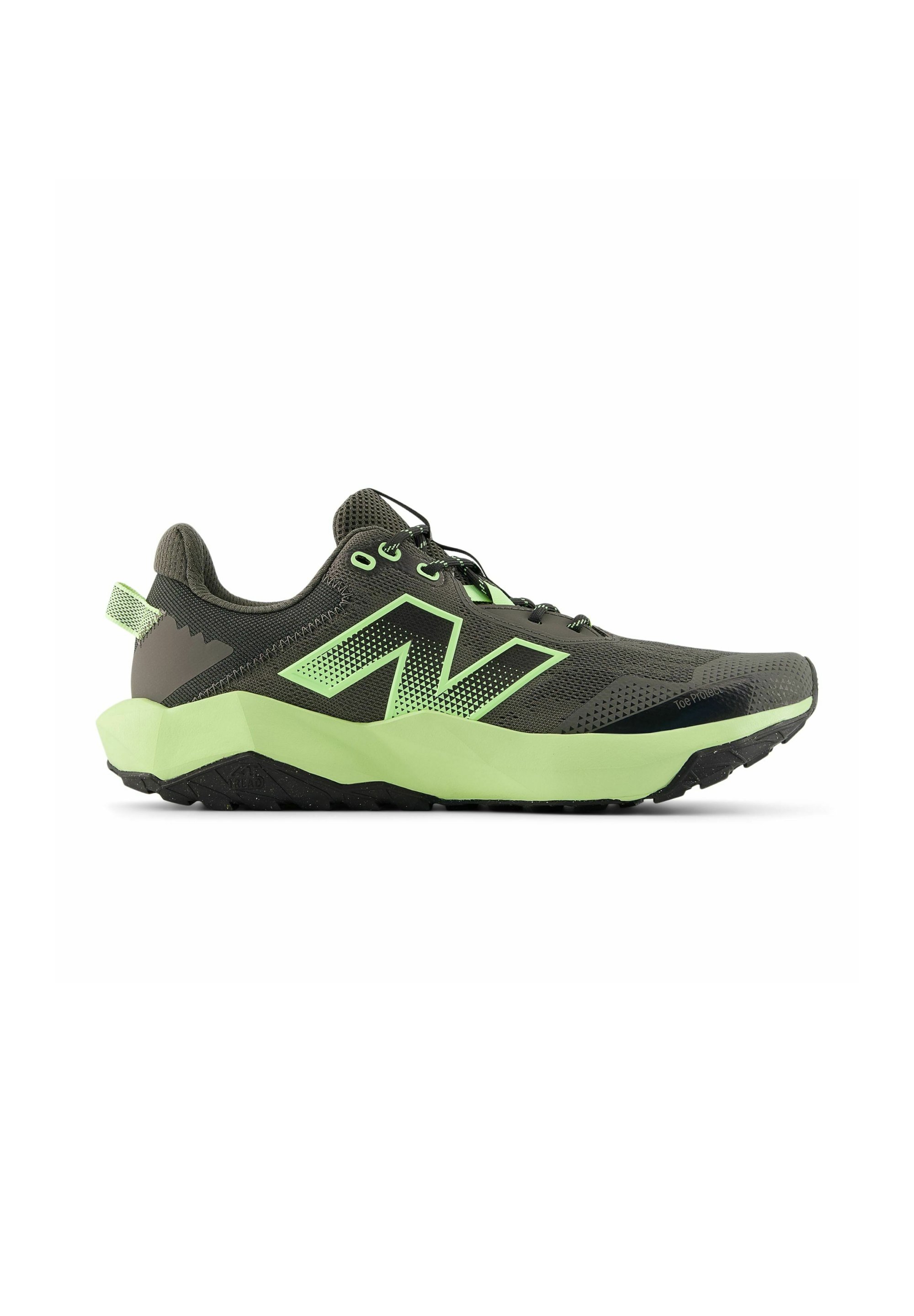 Zapatilla deportiva verde oscuro y verde claro con parte superior de malla, suela gruesa, lengüeta en el talón y logo estilizado "N" en el lateral.