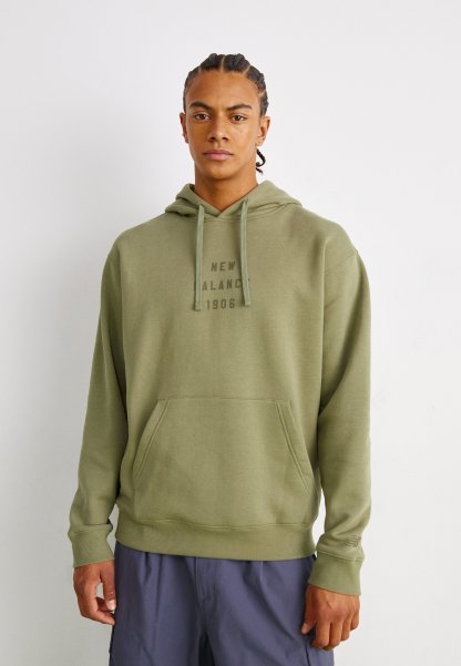 Sudadera de algodón verde con un bolsillo canguro en la parte frontal, capucha con cordón y un sutil estampado de logo en un tono más oscuro. Textura suave y corte relajado.