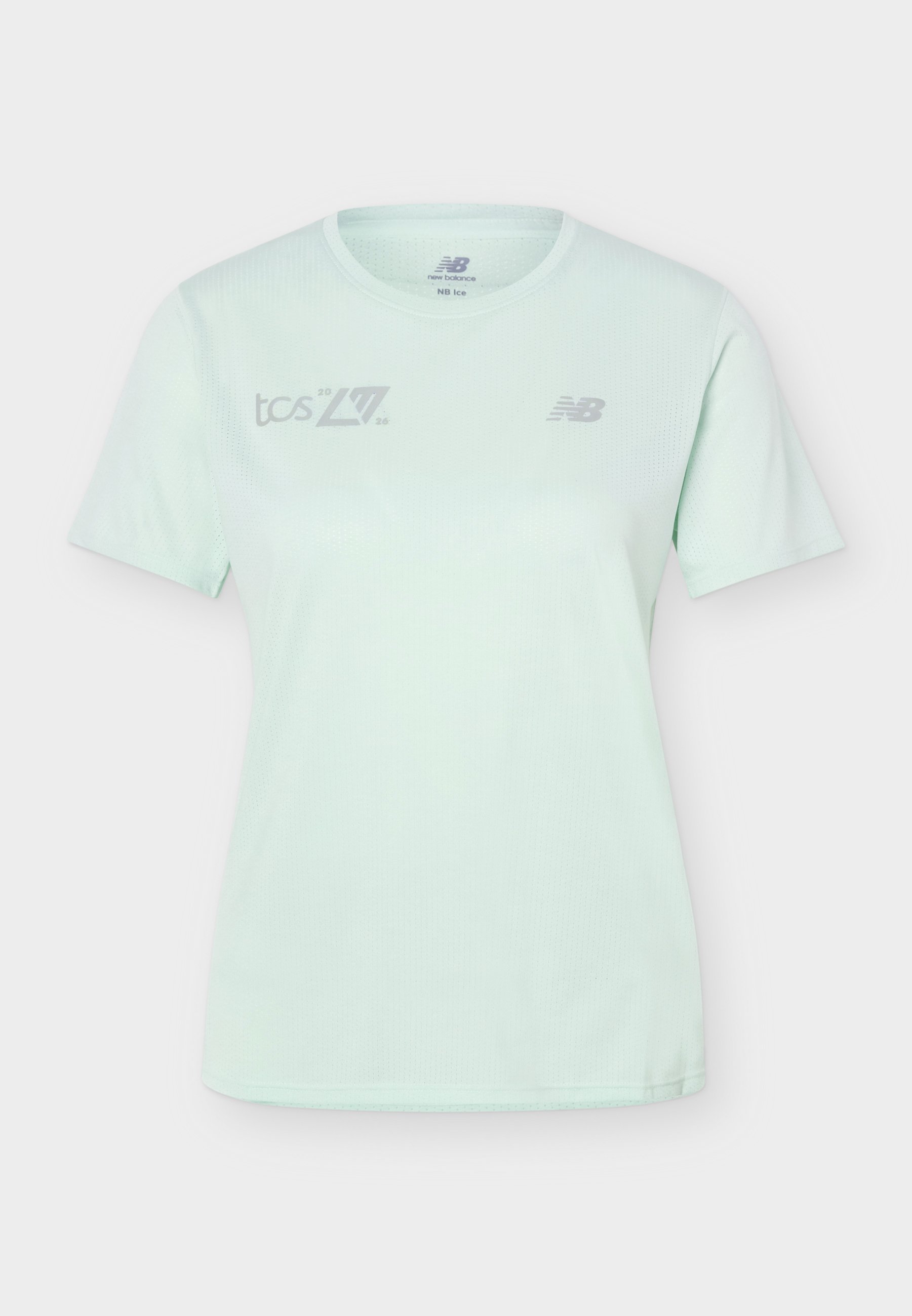 Camiseta deportiva de manga corta azul claro con los logotipos de New Balance y TCS en el pecho, con escote redondo y corte entallado.