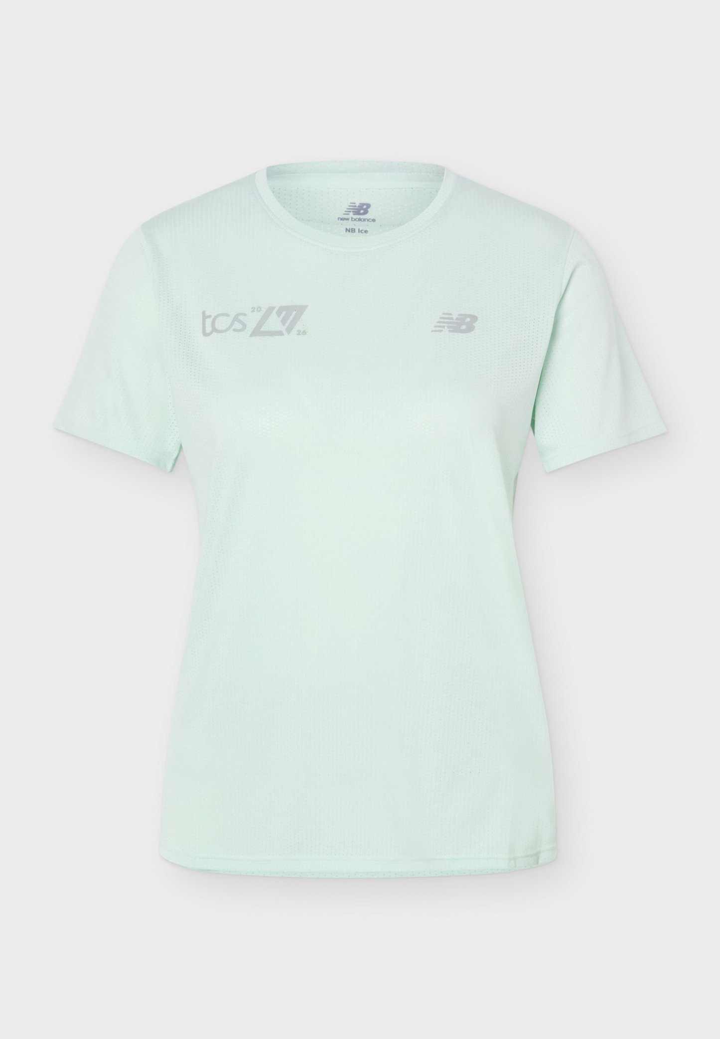 Camiseta deportiva de manga corta azul claro con los logotipos de New Balance y TCS en el pecho, con escote redondo y corte entallado.