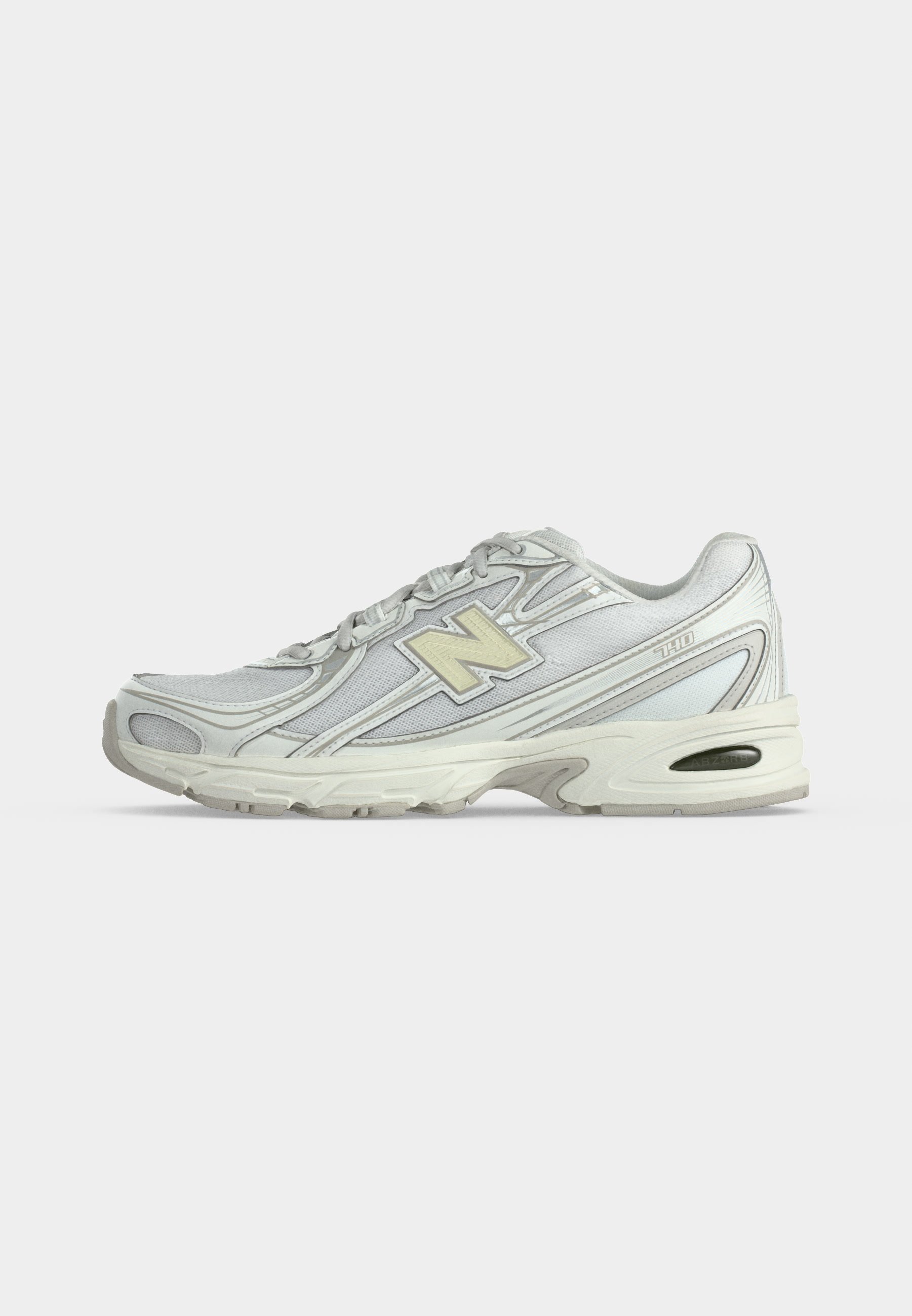 Zapatilla de running New Balance blanca y gris claro con parte superior de malla, cierre de cordones y suela acolchada gruesa sobre un fondo llano y claro.