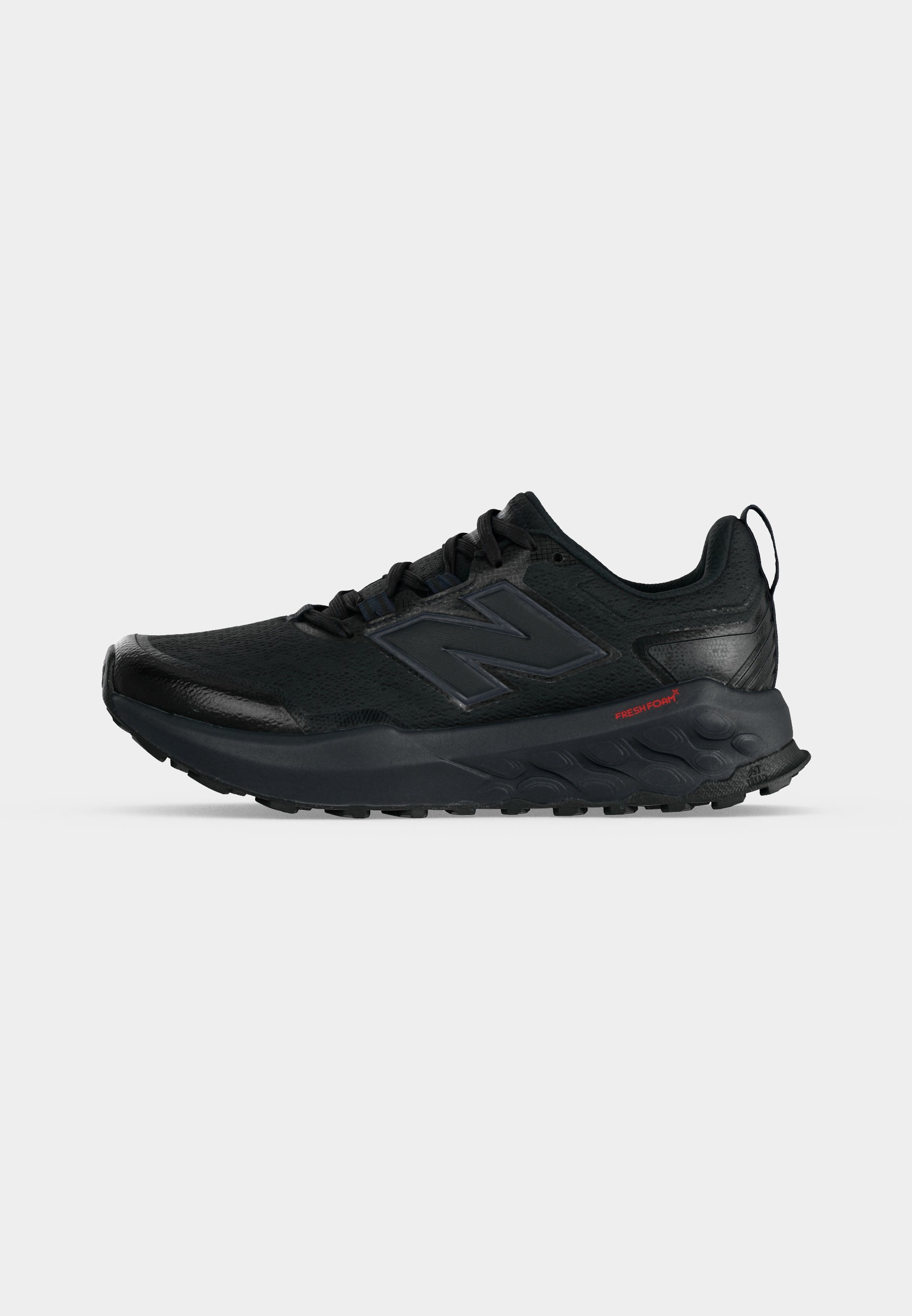 Zapato deportivo negro con parte superior de malla, suela acolchada con la etiqueta Fresh Foam y logo "N" en el lateral, mostrado en perfil derecho sobre fondo blanco.