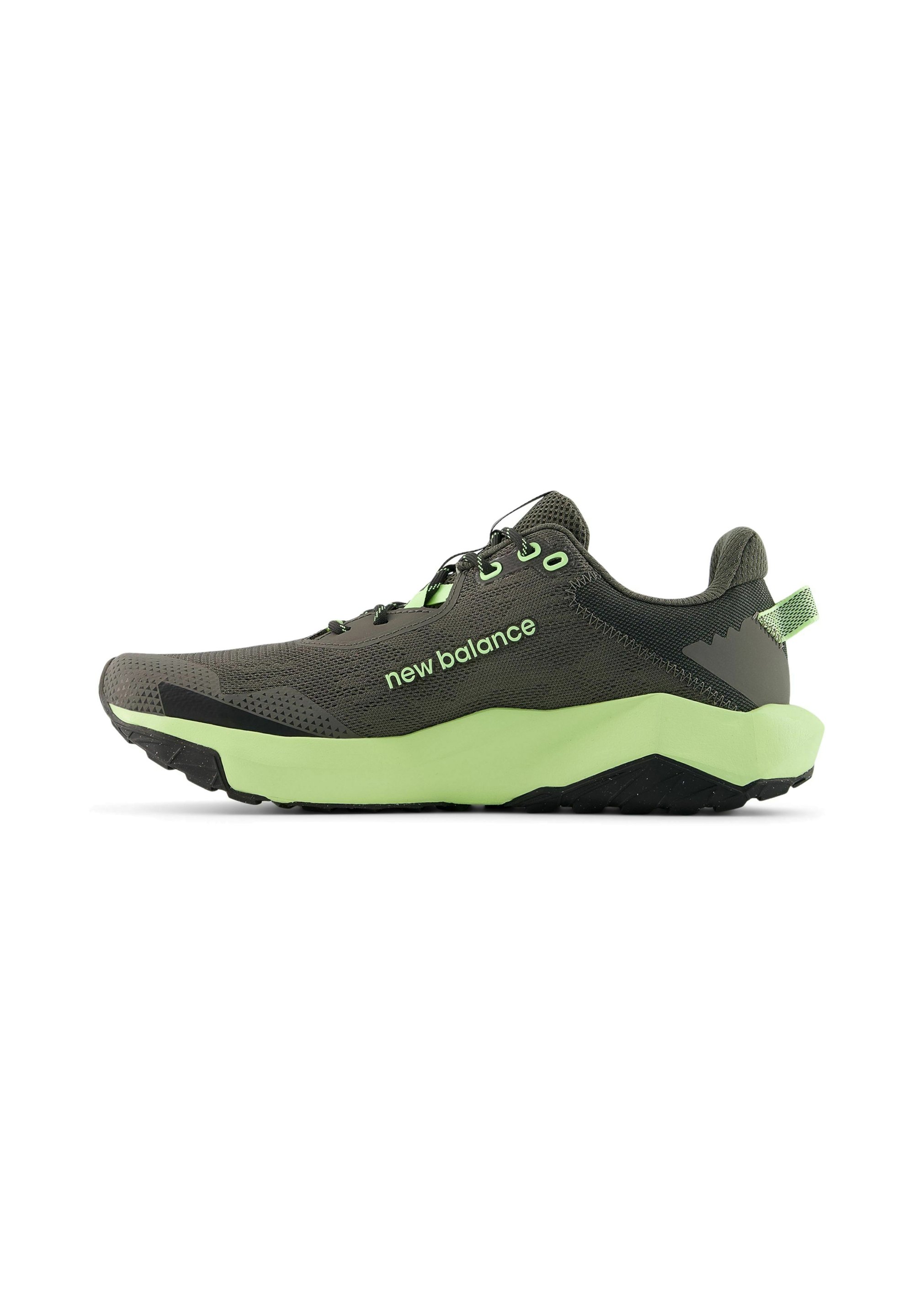 Zapatilla New Balance en gris oscuro y verde claro con parte superior de malla, cierre de cordones y suela gruesa acolchada mostrada desde una vista lateral.
