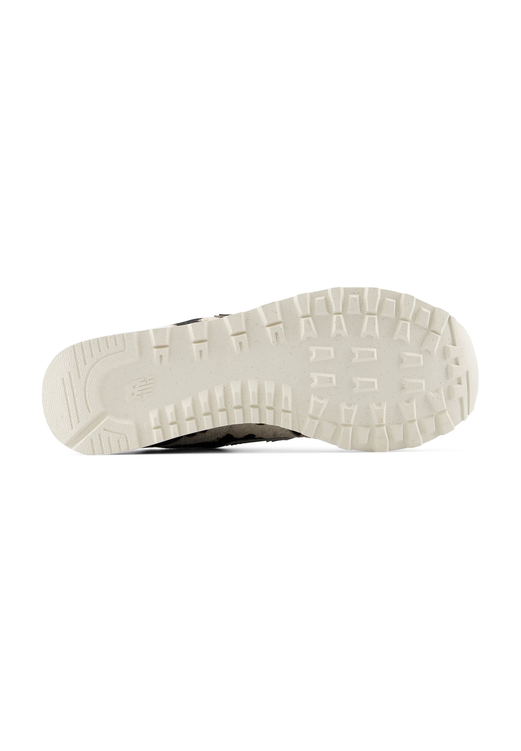 Suela de una zapatilla con un patrón de dibujo blanco y resistente, mostrando surcos profundos y tacos rectangulares para tracción.