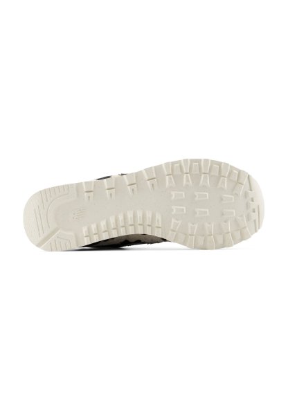 Suela de una zapatilla con un patrón de dibujo blanco y resistente, mostrando surcos profundos y tacos rectangulares para tracción.