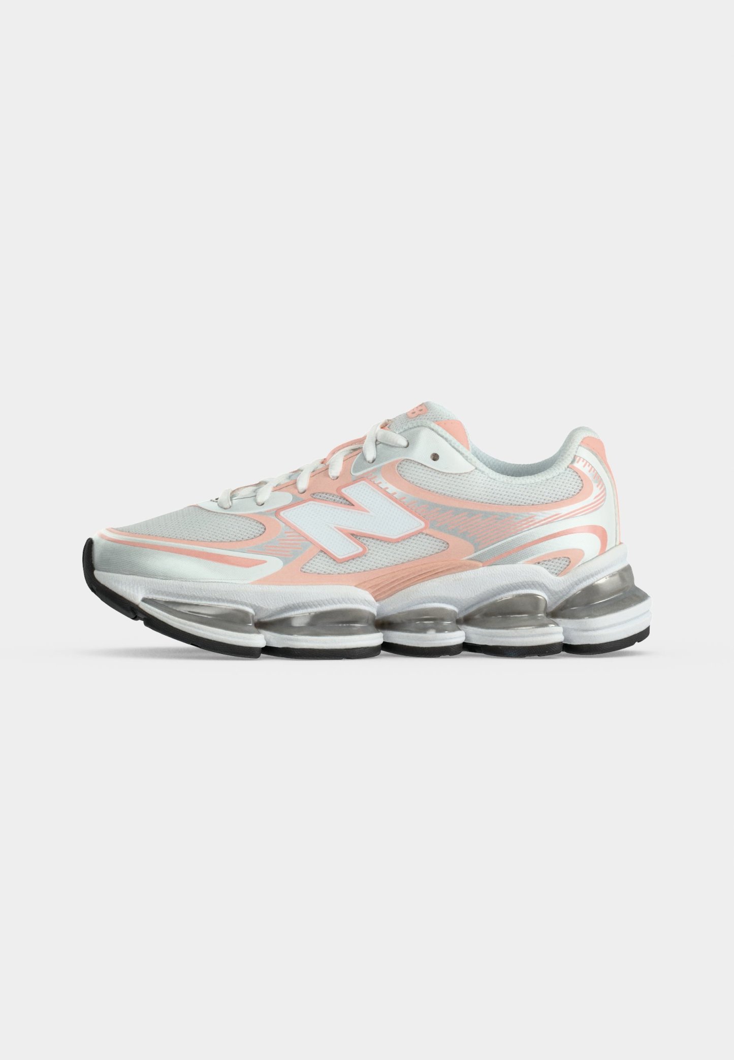 Zapatilla deportiva blanca y melocotón con cordones delanteros, parte superior de malla y suela gruesa transparente segmentada.