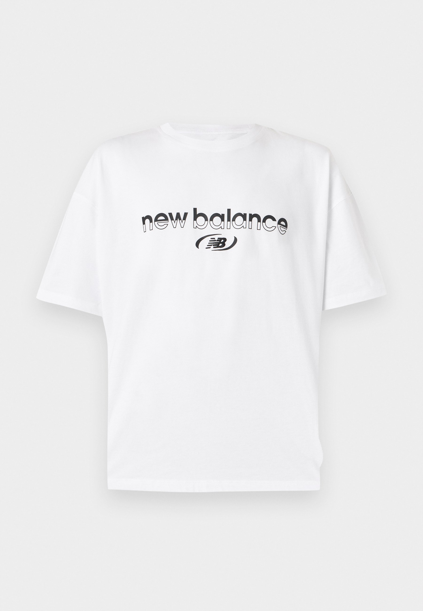 Camiseta blanca de manga corta con texto negro "new balance" y el logo "NB" centrados en el pecho sobre un fondo liso.