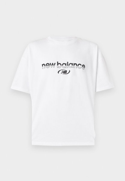 Camiseta blanca de manga corta con texto negro "new balance" y el logo "NB" centrados en el pecho sobre un fondo liso.