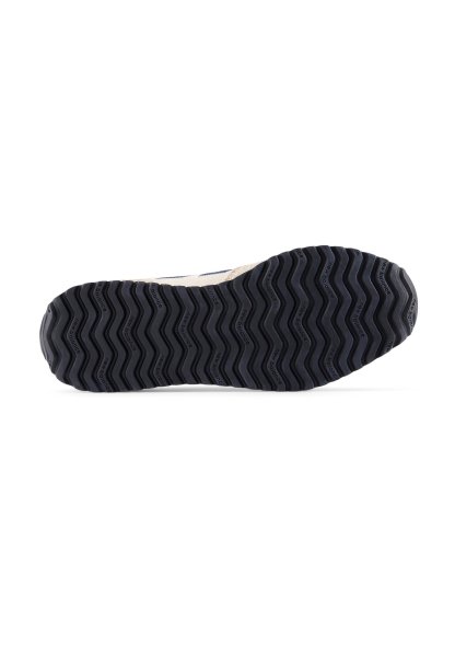 Suela de zapato de goma negra con un patrón zigzag texturizado, con marcas de la marca. El borde muestra un contraste de un material de color más claro.
