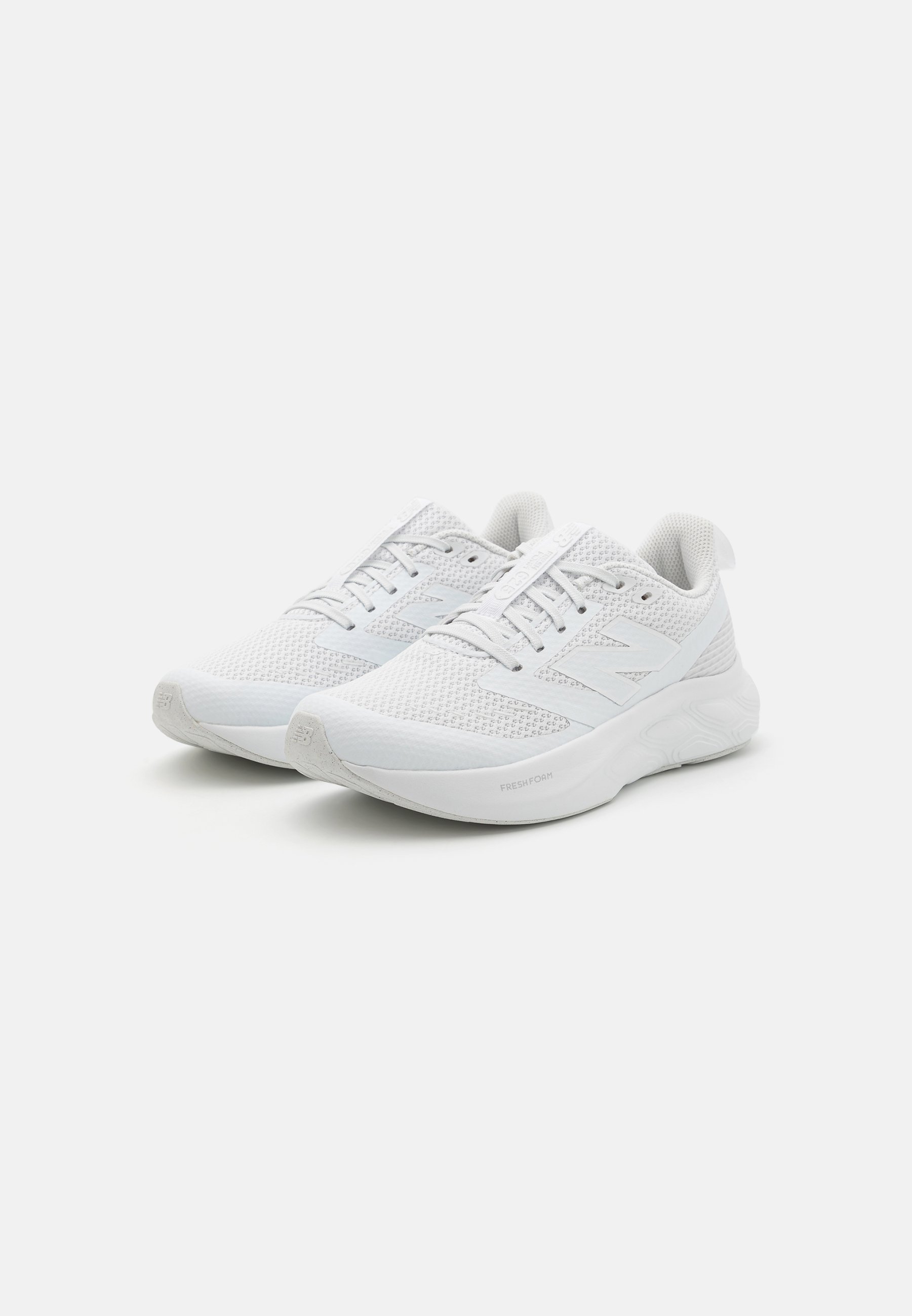 Zapatos deportivos blancos con parte superior de malla transpirable, detalles texturizados, cuello acolchado y suela de goma flexible para mayor comodidad y soporte.