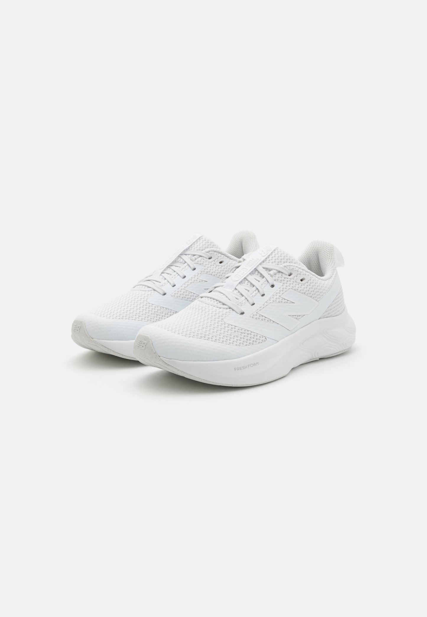 Zapatos deportivos blancos con parte superior de malla transpirable, detalles texturizados, cuello acolchado y suela de goma flexible para mayor comodidad y soporte.