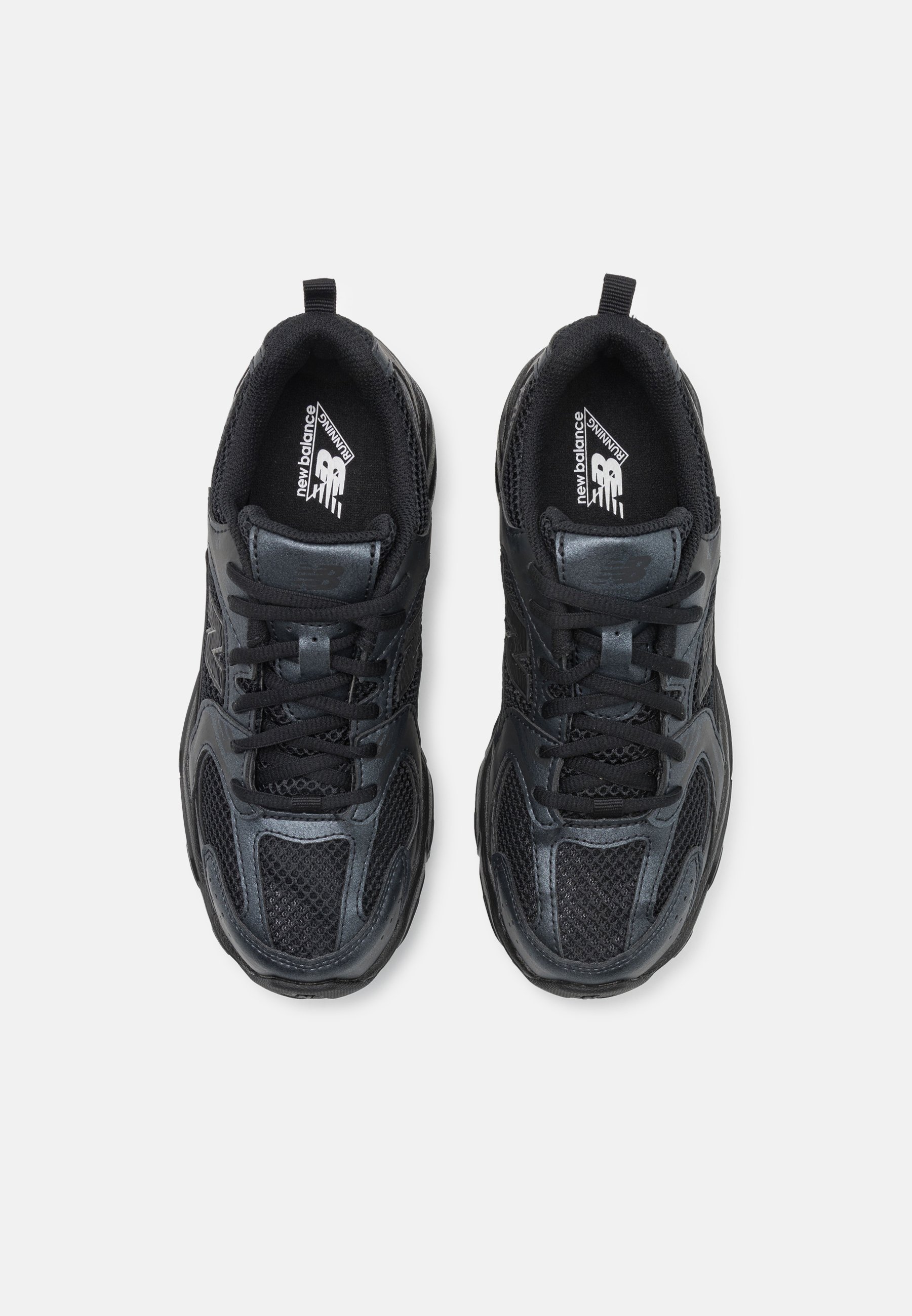 Zapatillas atléticas negras con material de malla y sintético, que presentan un diseño con cordones, cuello acolchado y acentos texturizados.