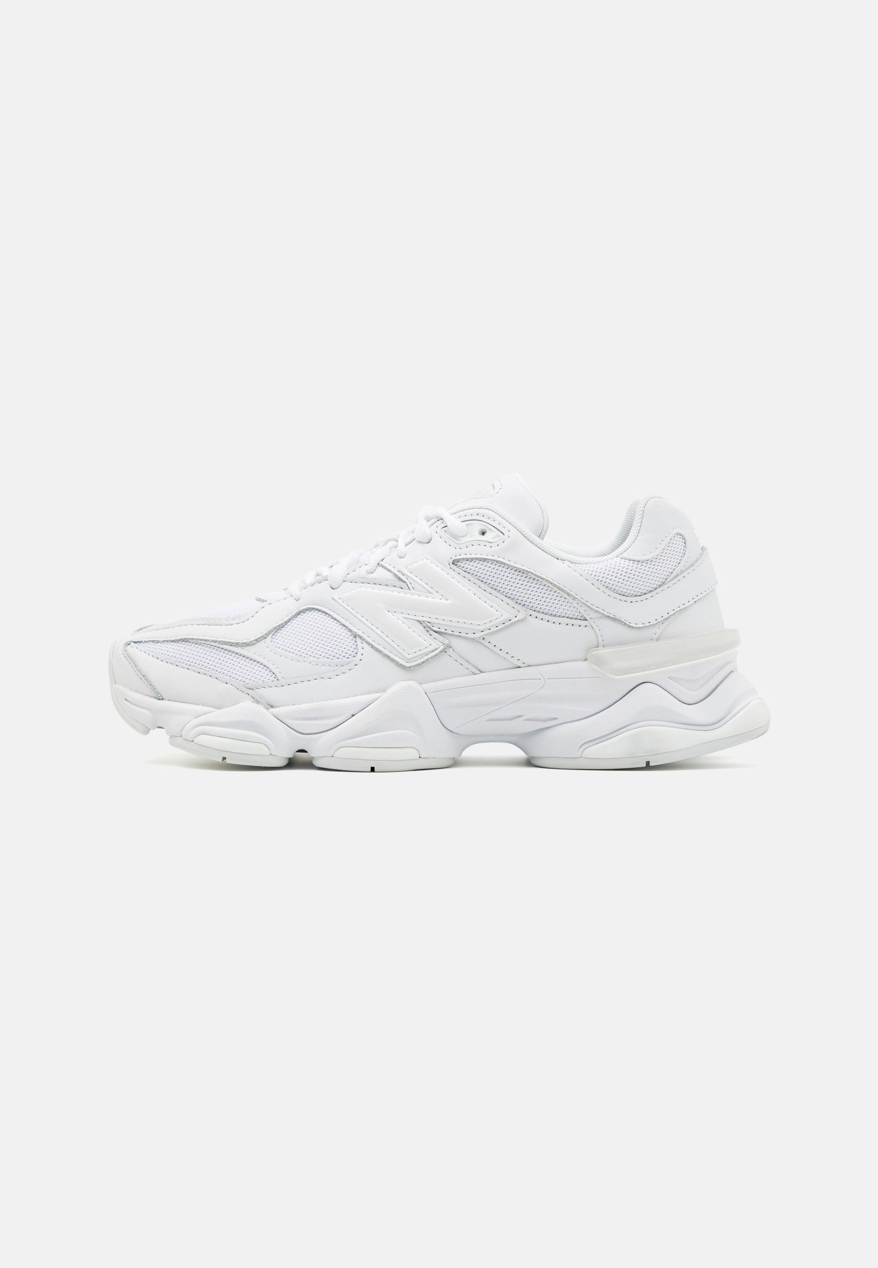 Zapatillas deportivas blancas con una parte superior de malla y cuero, punta redondeada, diseño en capas y suela acolchada para mayor comodidad.