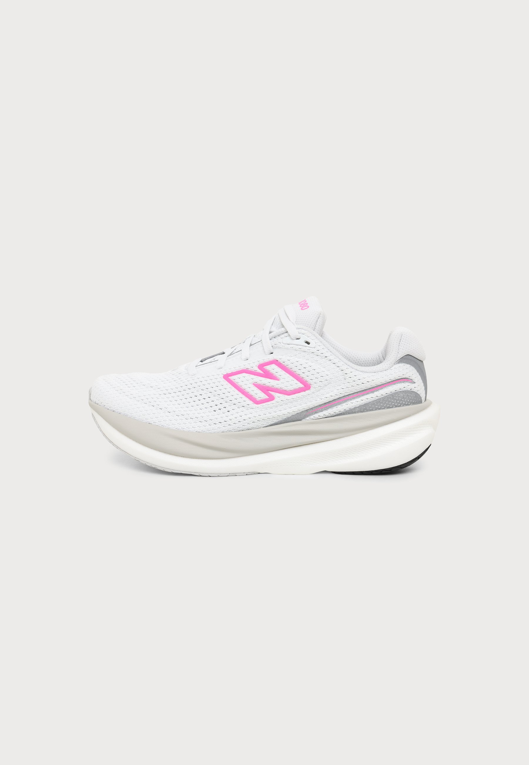 Zapatilla de correr blanca y gris con logo rosa "N" en la parte superior de malla y suela acolchada gruesa, mostrada de lado sobre fondo blanco.
