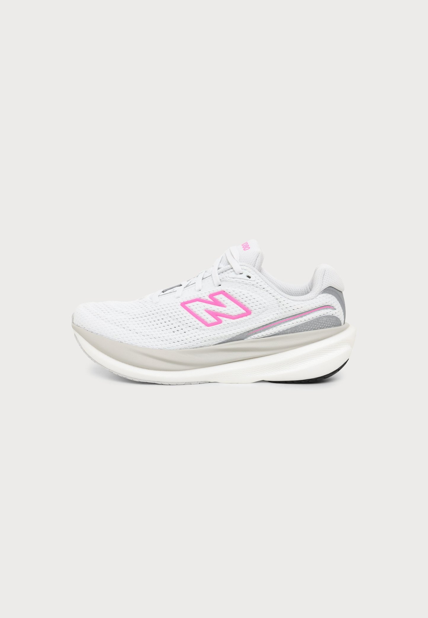 Zapatilla de correr blanca y gris con logo rosa "N" en la parte superior de malla y suela acolchada gruesa, mostrada de lado sobre fondo blanco.