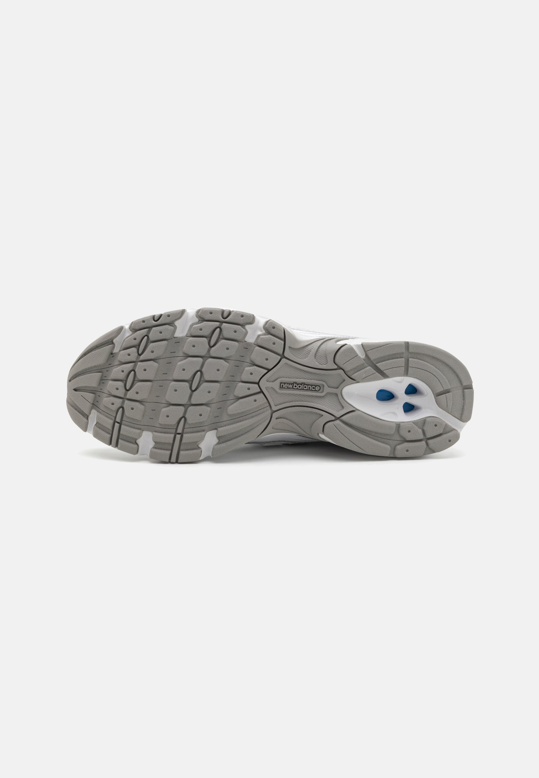 Suela de goma gris con patrón de tracción texturizado; presenta acentos blancos y detalles azules. Logotipo de la marca visible en el lateral.