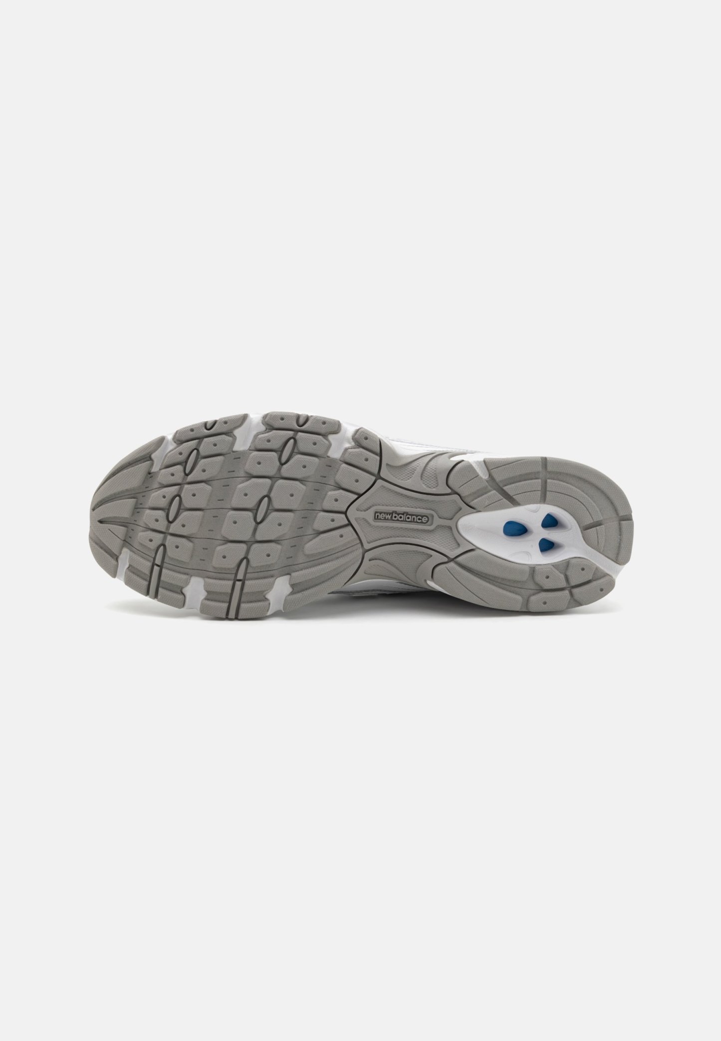 Suela de goma gris con patrón de tracción texturizado; presenta acentos blancos y detalles azules. Logotipo de la marca visible en el lateral.