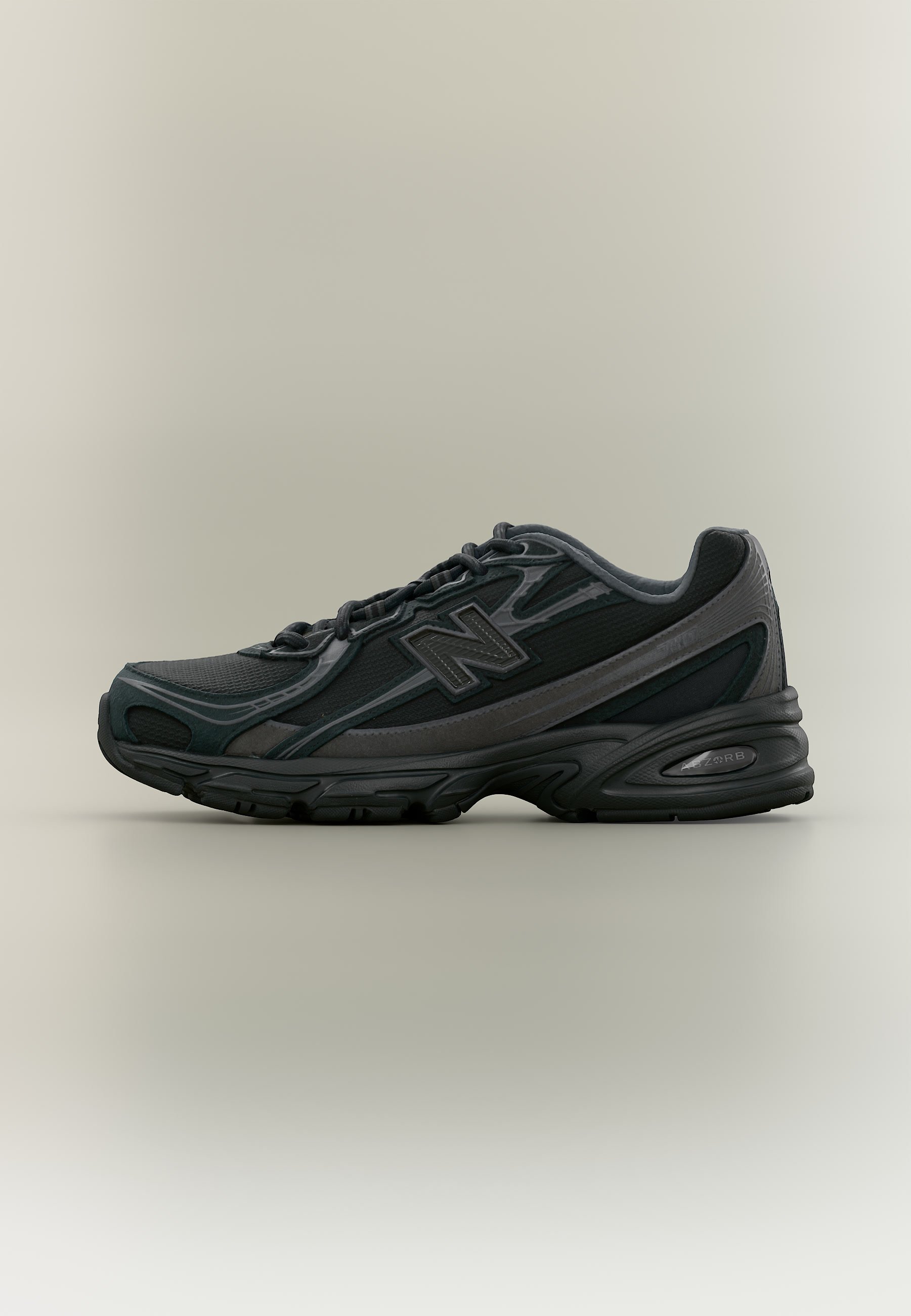 Zapatilla de running negra de New Balance con cierre de cordones y suela acolchada mostrada de perfil sobre un fondo liso.