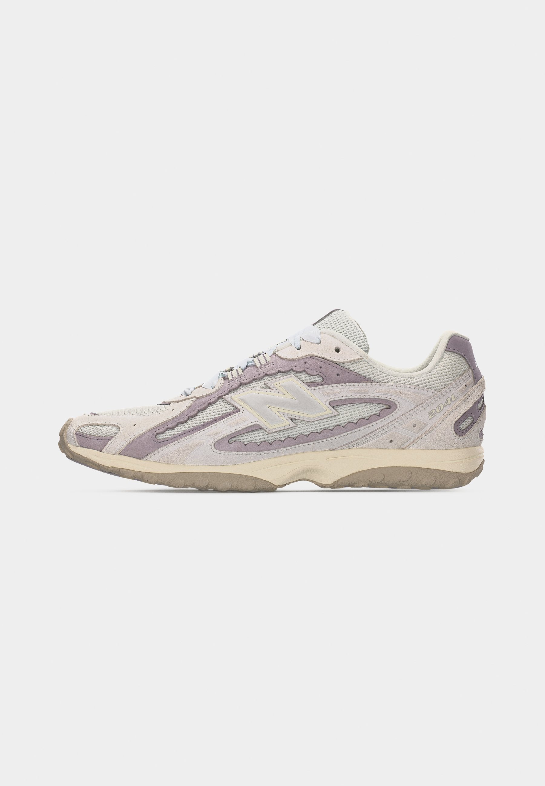 Zapatilla deportiva de perfil bajo en beige y malva, con parte superior de malla y ante, cierre de cordones y suela de goma color goma, con logo "N" lateral y detalle "2041".