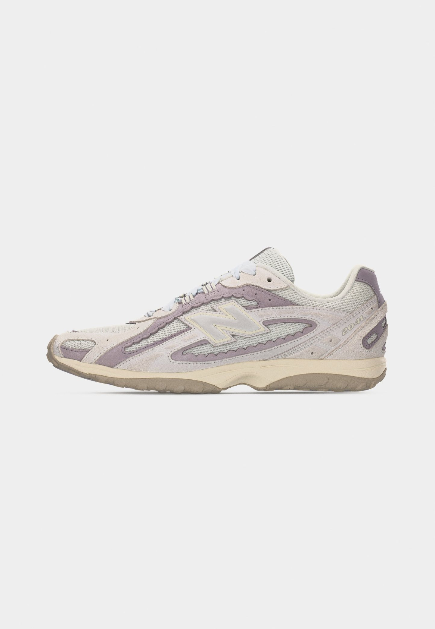Zapatilla deportiva de perfil bajo en beige y malva, con parte superior de malla y ante, cierre de cordones y suela de goma color goma, con logo "N" lateral y detalle "2041".