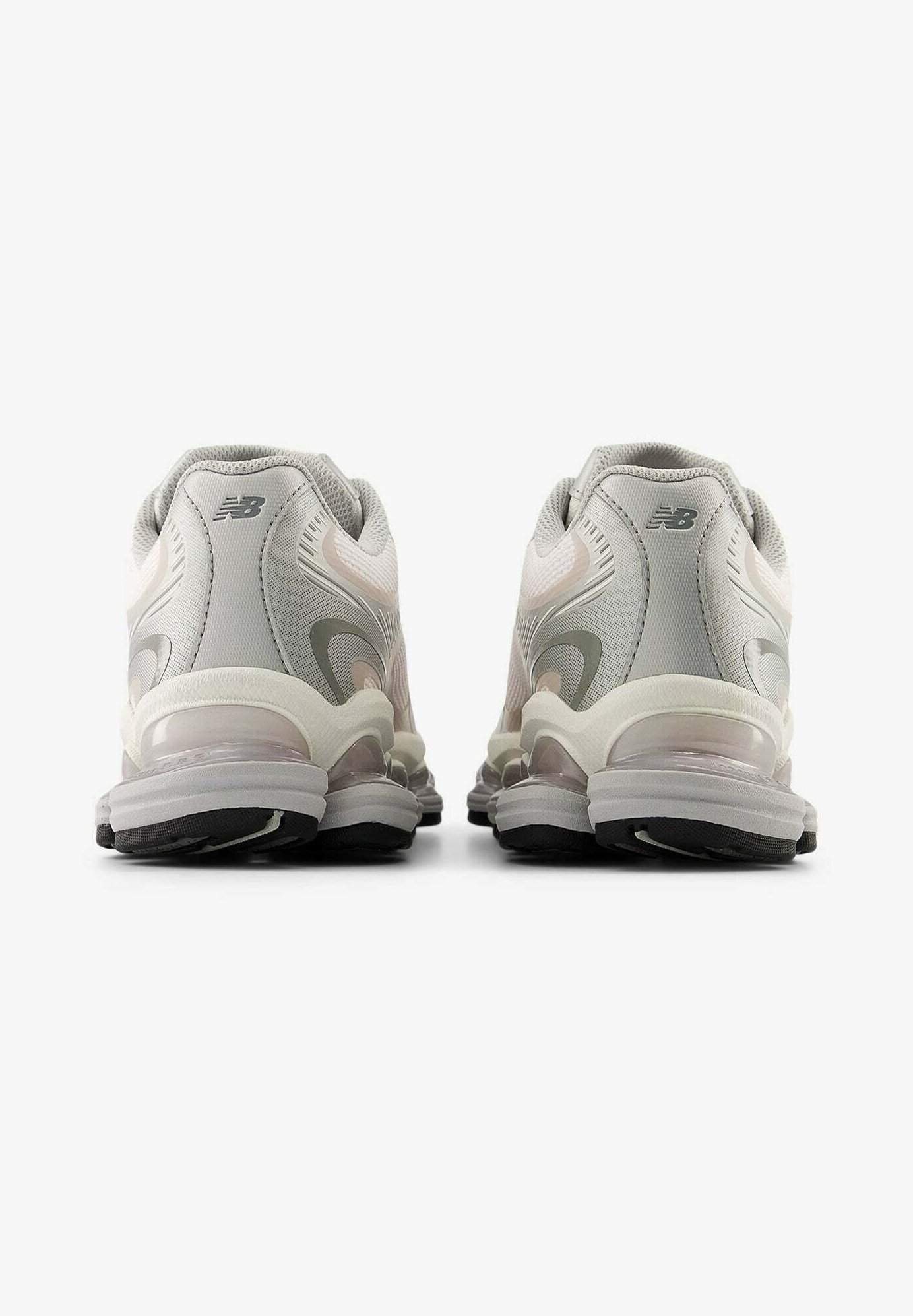 Par de zapatillas deportivas New Balance en color gris y blanco mostradas desde el talón, con suelas gruesas que cuentan con amortiguación visible y suelas exteriores negras.