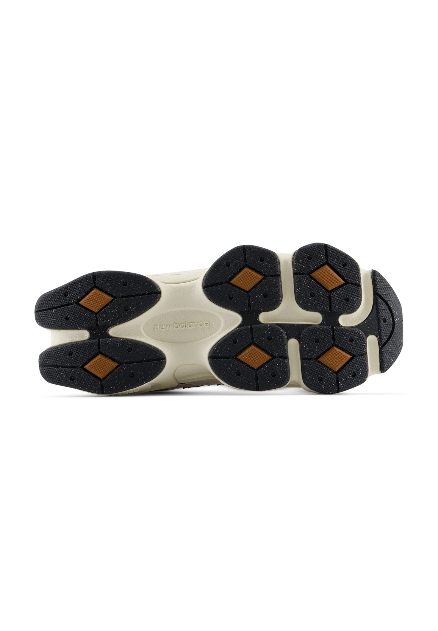 Suela de un zapato New Balance que muestra almohadillas de tracción de goma negras y marrones sobre una base blanca con el nombre de la marca en relieve en el centro.