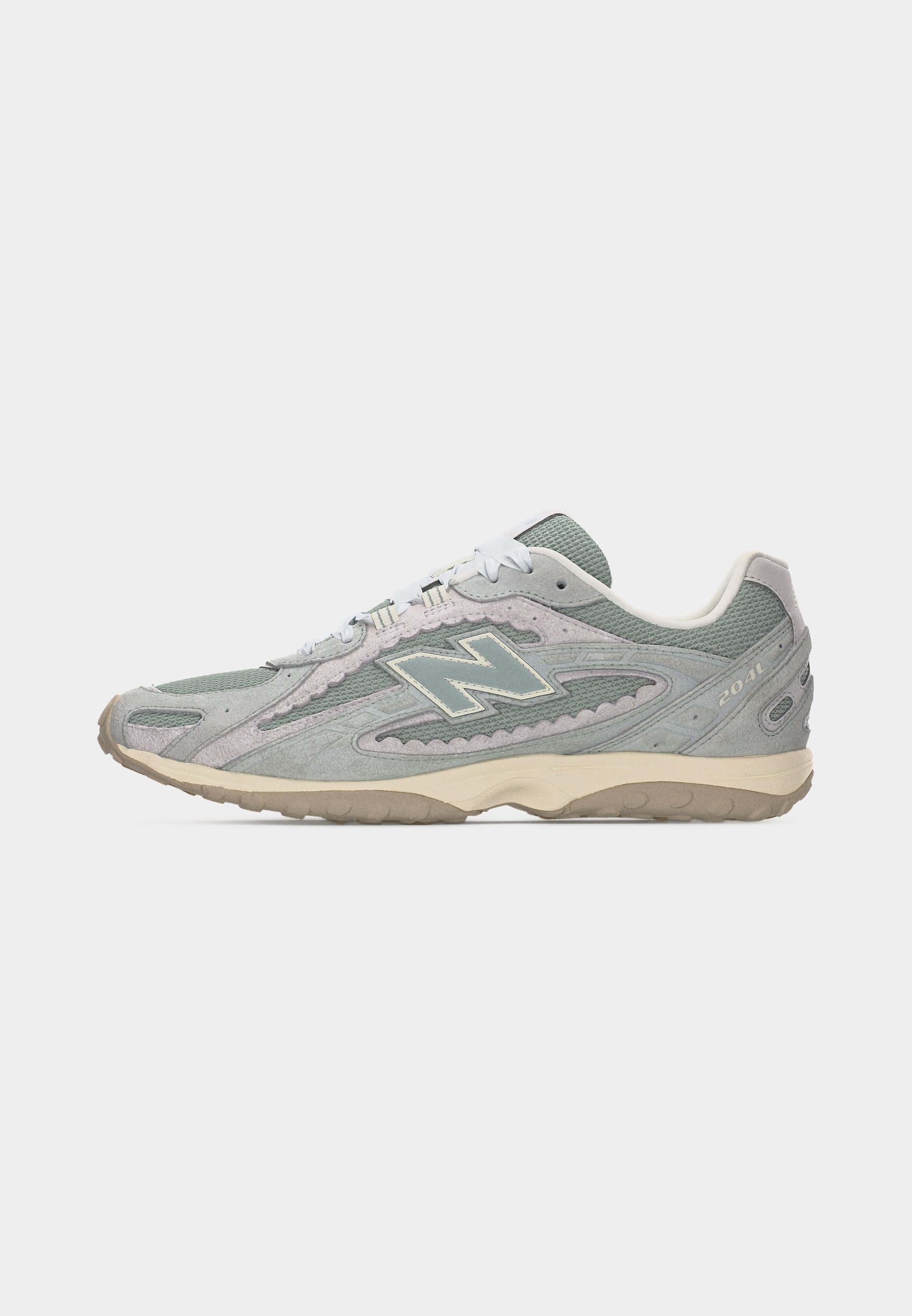 Zapatilla New Balance 2041 de color gris y beige con parte superior de malla y ante, cordones blancos y suela de goma, vista desde el lado derecho.