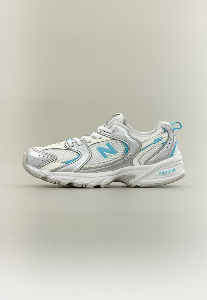 Zapatilla New Balance 539 blanca y azul claro con parte superior de malla y material sintético, cierre de cordones y suela acolchada con tecnología ABZORB.