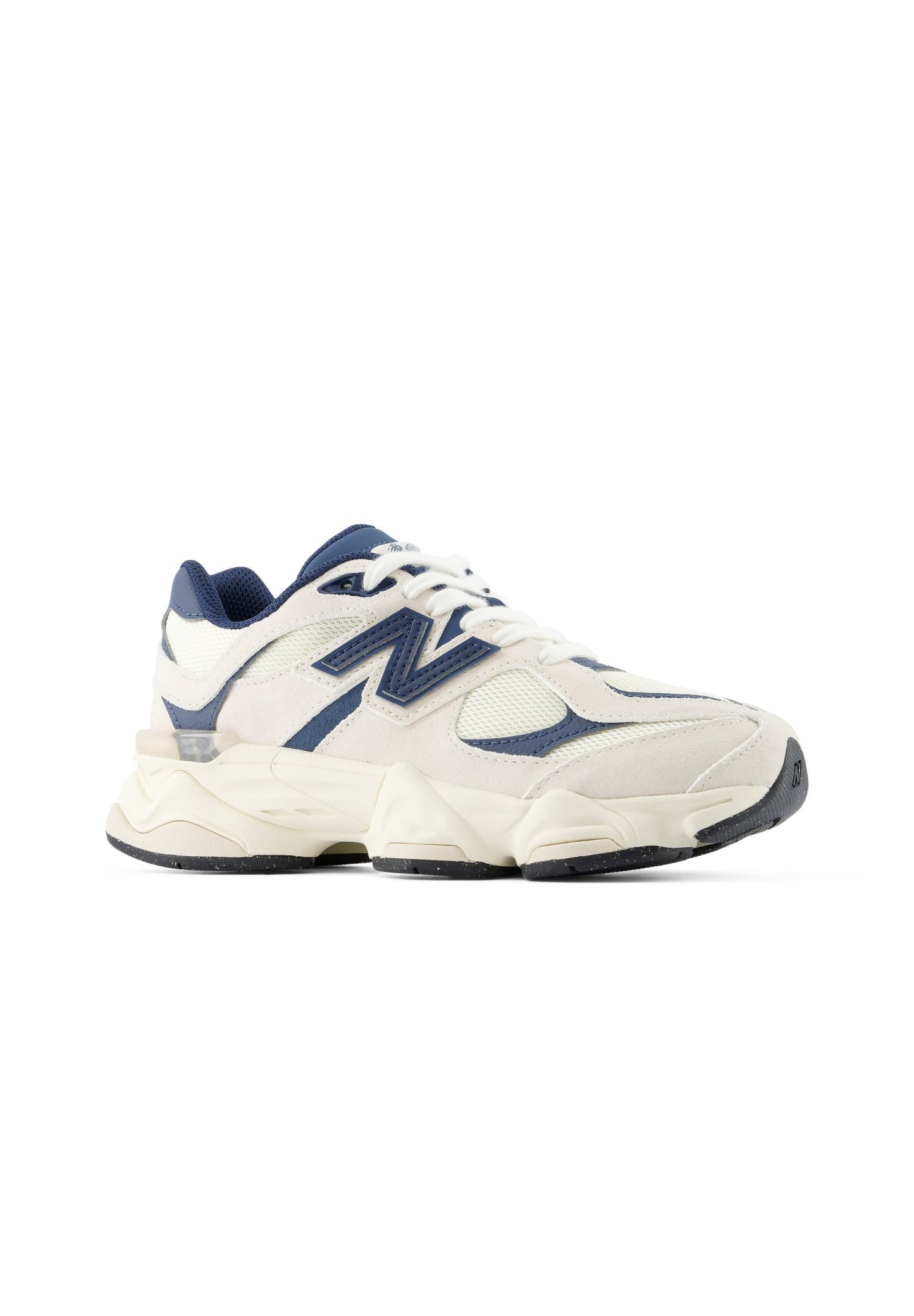 Zapatilla deportiva New Balance blanca y azul marino con suela gruesa y acolchada y paneles de tela de malla sobre un fondo blanco.