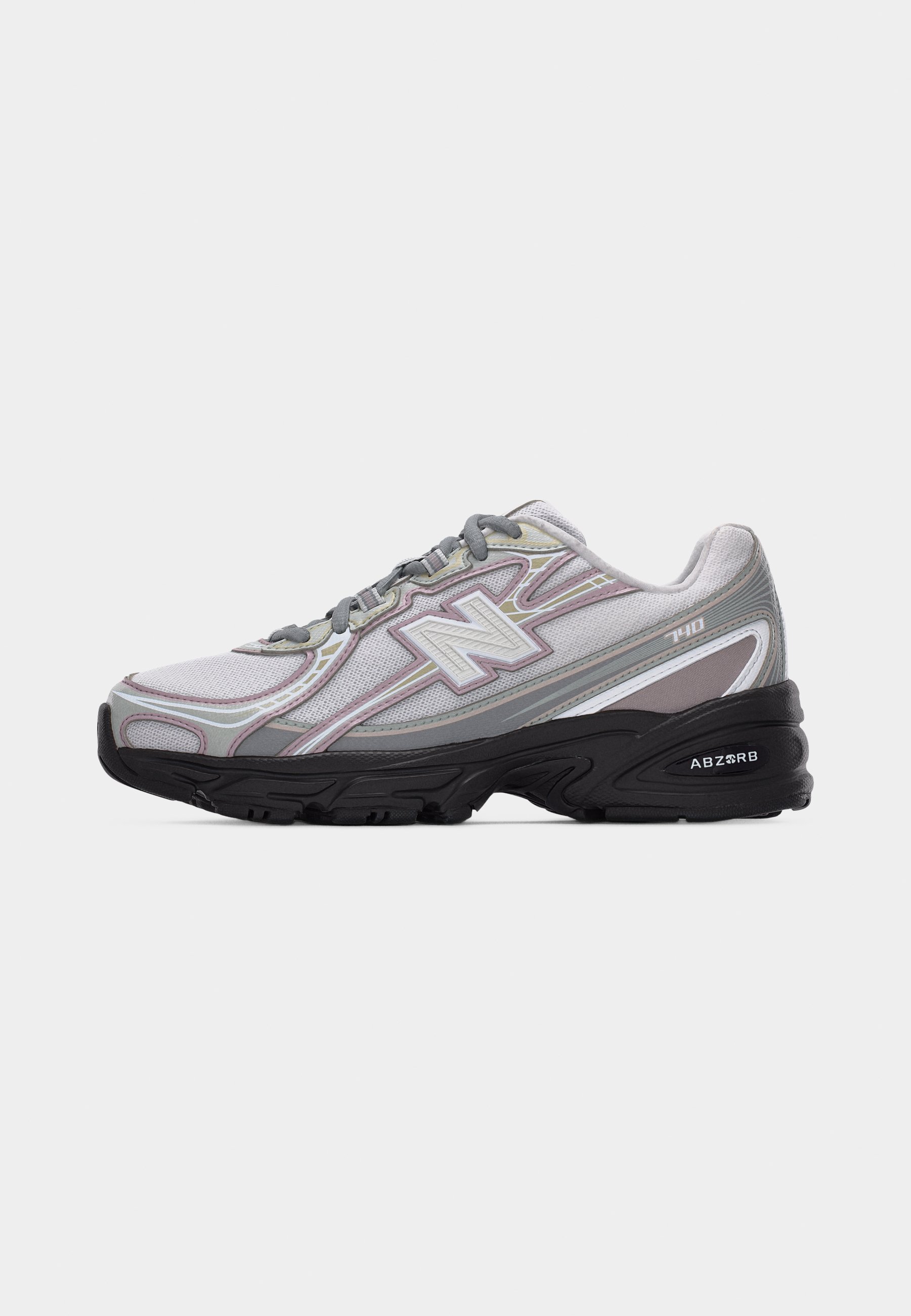 Zapatilla deportiva New Balance 740 en gris y negro con superposiciones de malla y sintéticas, suela acolchada y cierre de cordones, vista lateral.