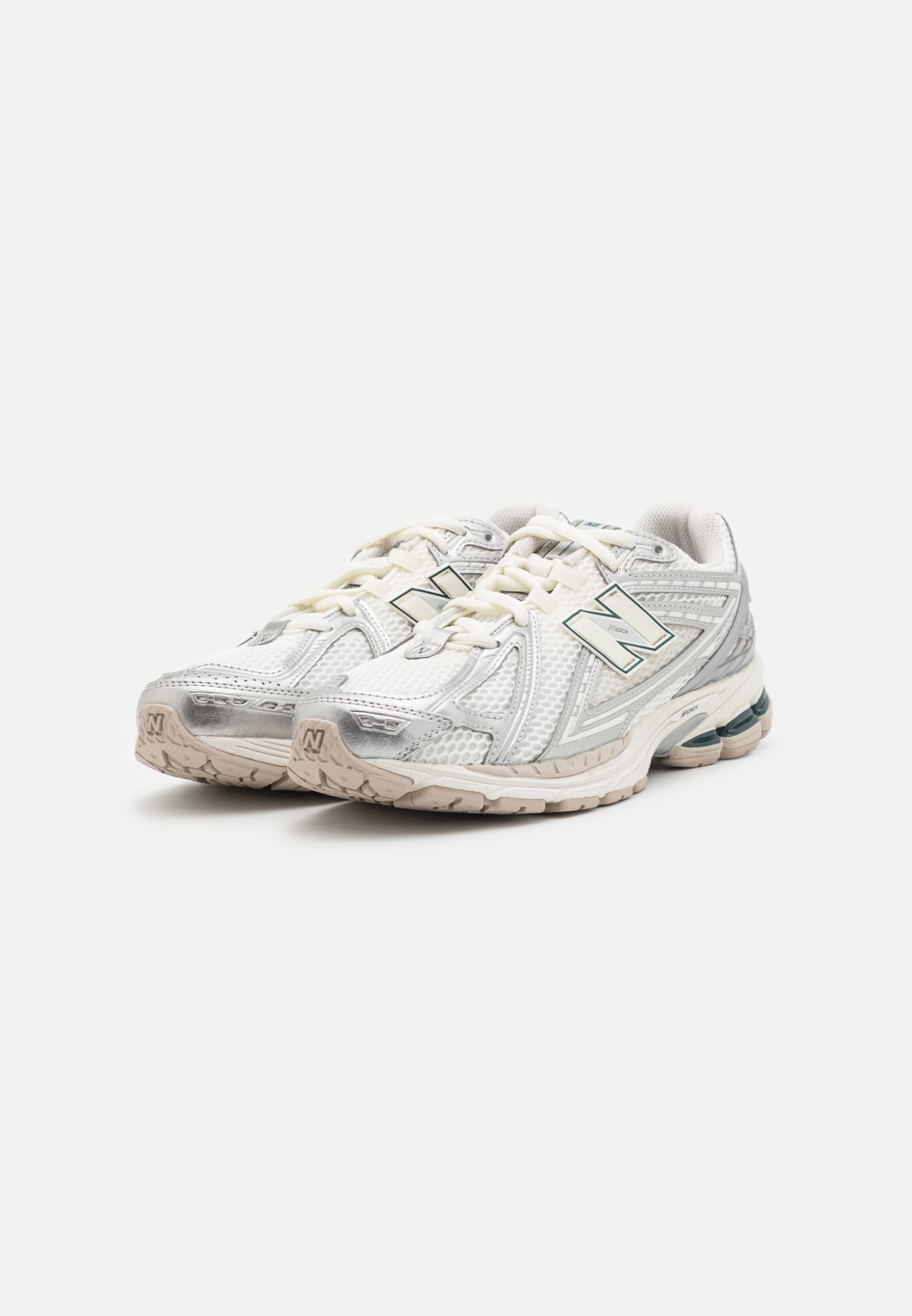 Zapatillas de correr blancas con acentos plateados, parte superior de malla, suela de múltiples capas y sistema de amortiguación visible. Logotipo mostrado de manera prominente a los lados.