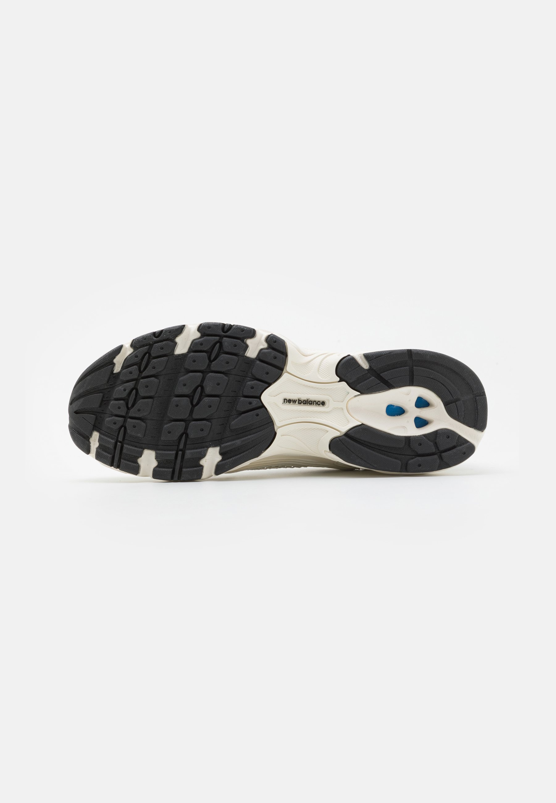 Suela de zapatilla New Balance en blanco y negro con dibujo texturizado y detalles en azul sobre un fondo blanco.