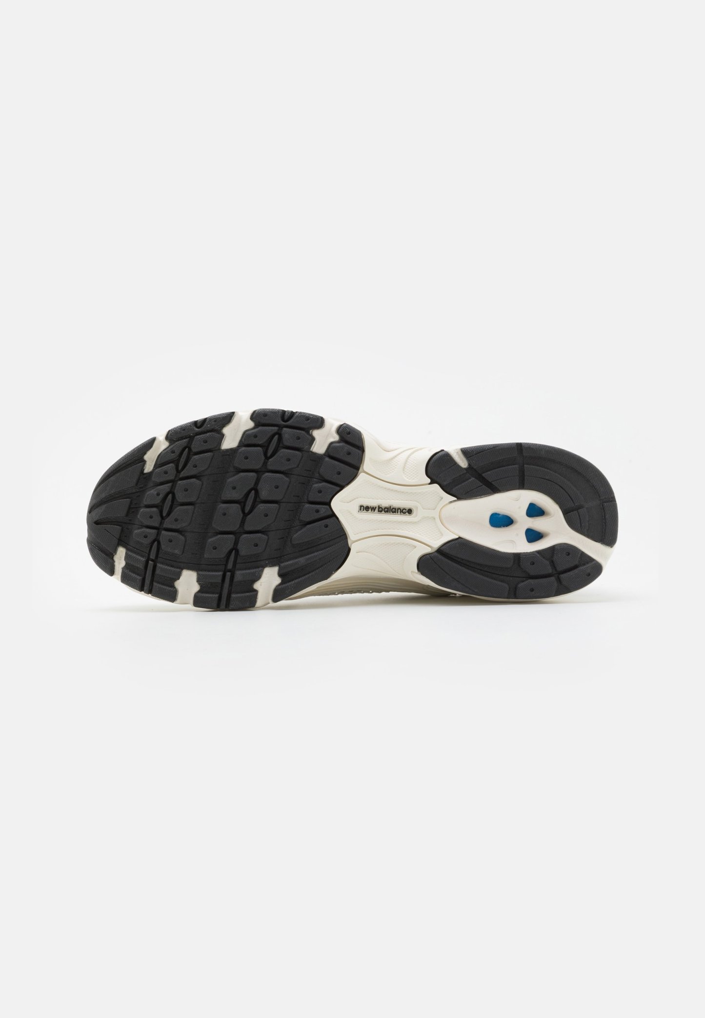 Suela de zapatilla New Balance en blanco y negro con dibujo texturizado y detalles en azul sobre un fondo blanco.