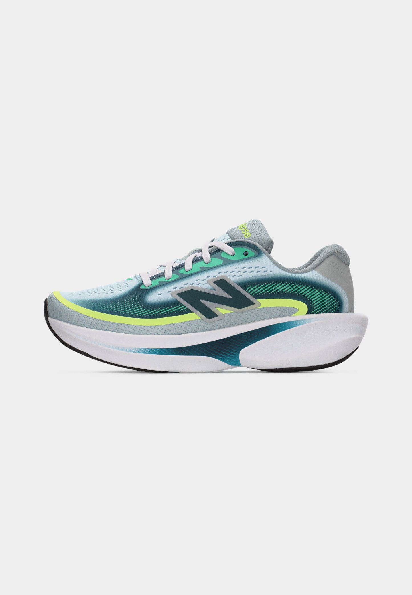 Zapatilla de running New Balance en azul claro y gris, con cordones blancos, detalles en amarillo neón y suela gruesa blanca con suela exterior negra.