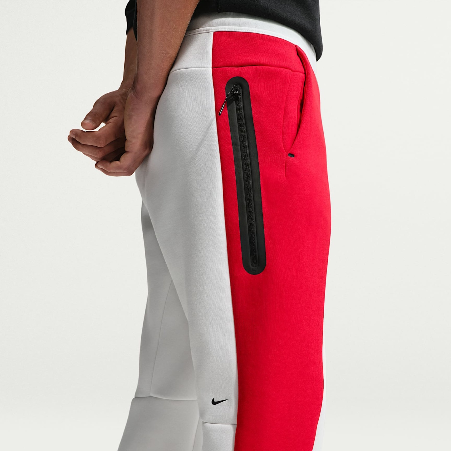 Nike Tech - Nike Tech Fleece-Hose mit offenem Saum und Farbblock-Design (Herren)