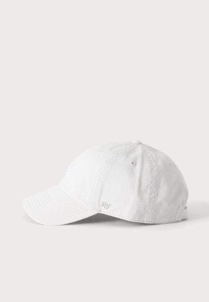 Gorra de béisbol blanca con visera curva, pequeño "24/7" bordado en el lateral y ojales de ventilación en los paneles superiores.