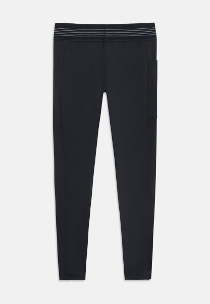 Leggings negros de longitud completa con una cintura elástica ancha que presenta rayas blancas y un bolsillo lateral en la pierna derecha.
