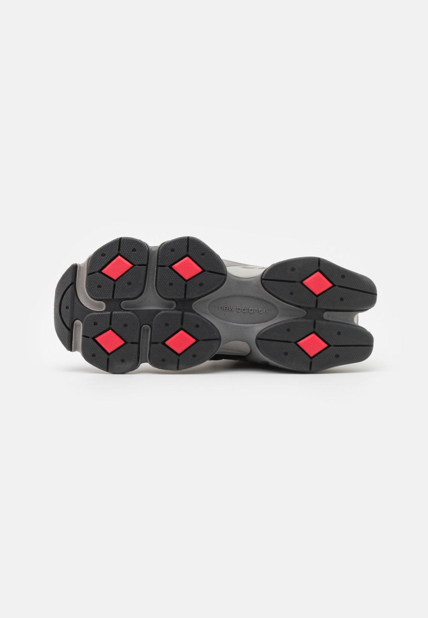 Suela de zapato de goma negra con acentos rojos en forma de diamante, que presenta patrones de agarre texturizados y un diseño elegante y redondeado con marca visible.