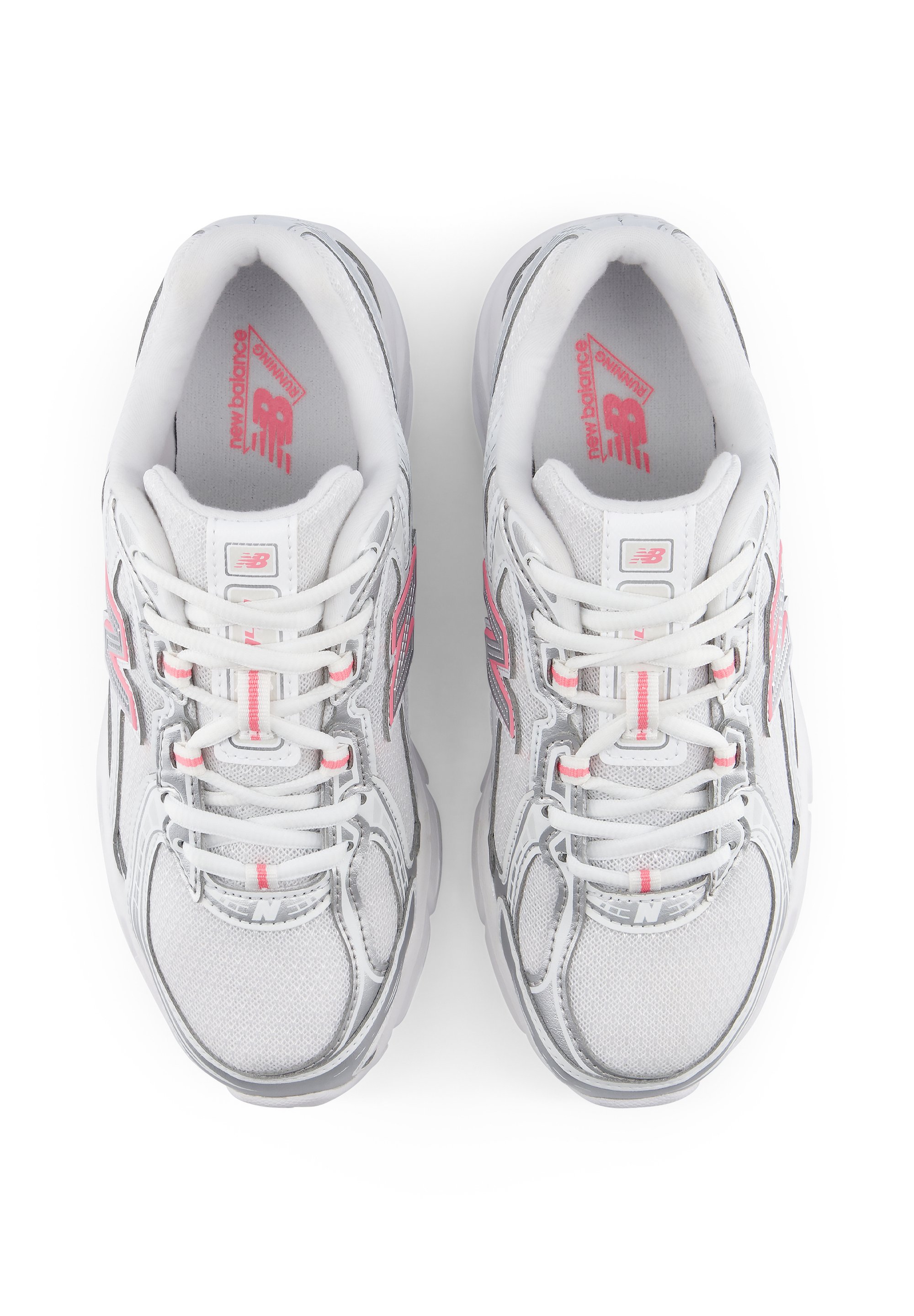 Par de zapatillas de running New Balance blancas y grises con detalles en rosa, vistas desde arriba, mostrando los cordones y logotipos sobre un fondo blanco.