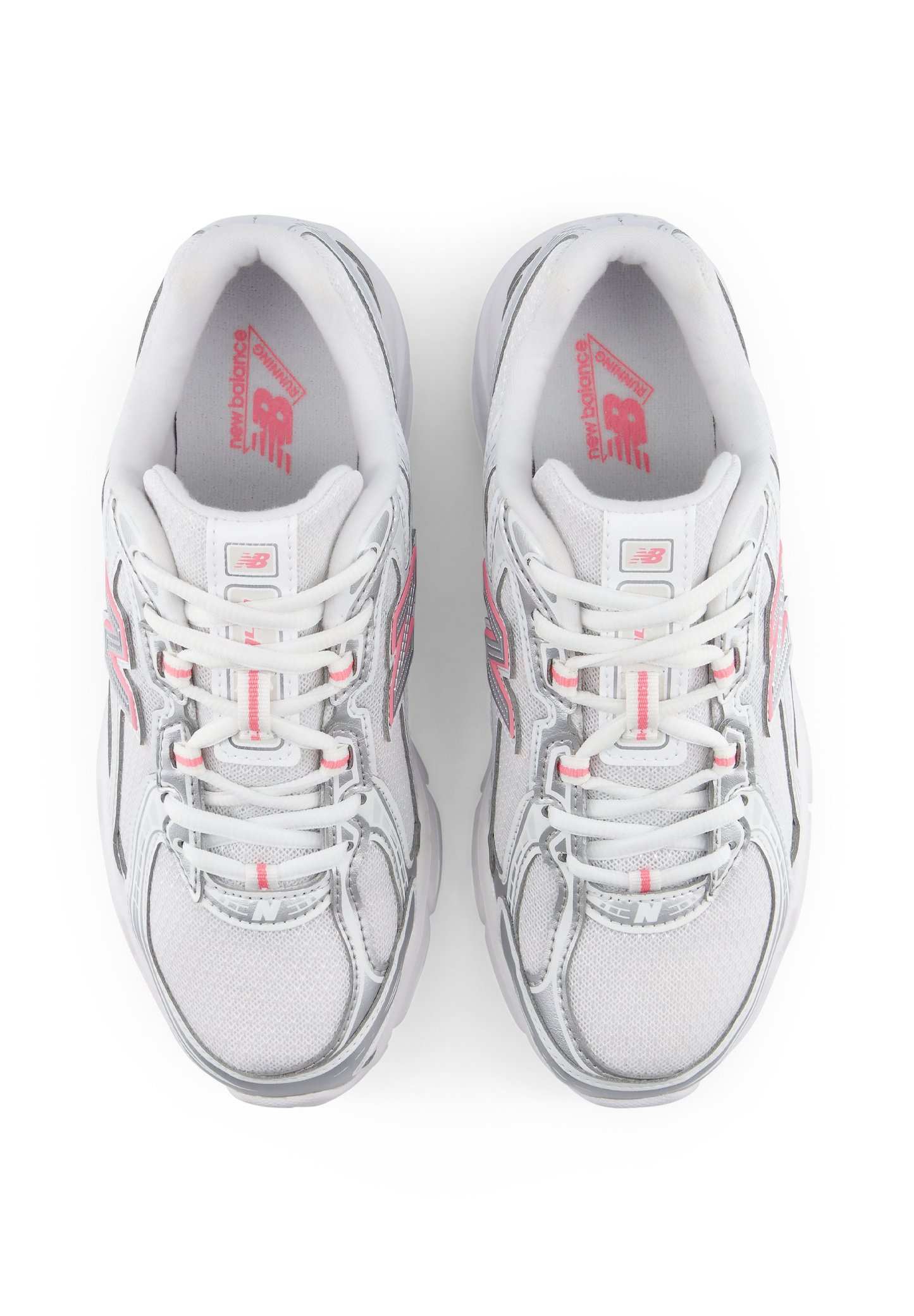 Par de zapatillas de running New Balance blancas y grises con detalles en rosa, vistas desde arriba, mostrando los cordones y logotipos sobre un fondo blanco.