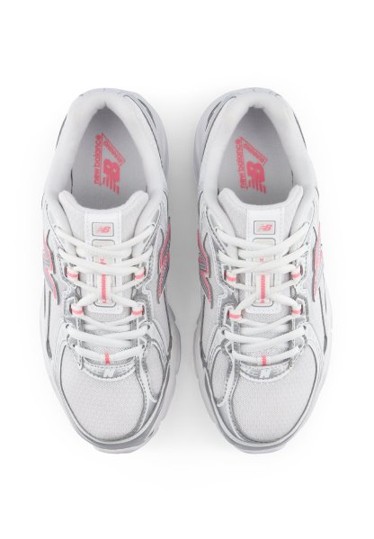 Par de zapatillas de running New Balance blancas y grises con detalles en rosa, vistas desde arriba, mostrando los cordones y logotipos sobre un fondo blanco.