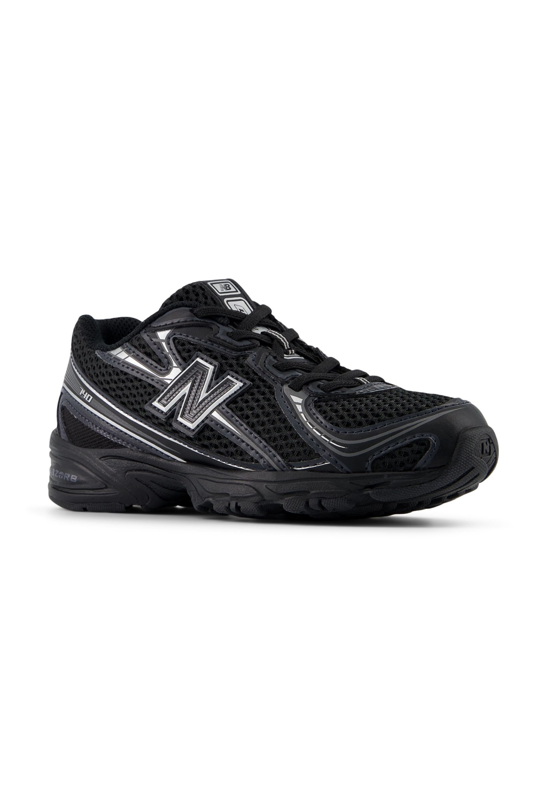Zapatilla deportiva negra con parte superior de malla, acentos sintéticos, suela de goma y detalles reflectantes. Diseñada para ofrecer comodidad y soporte.