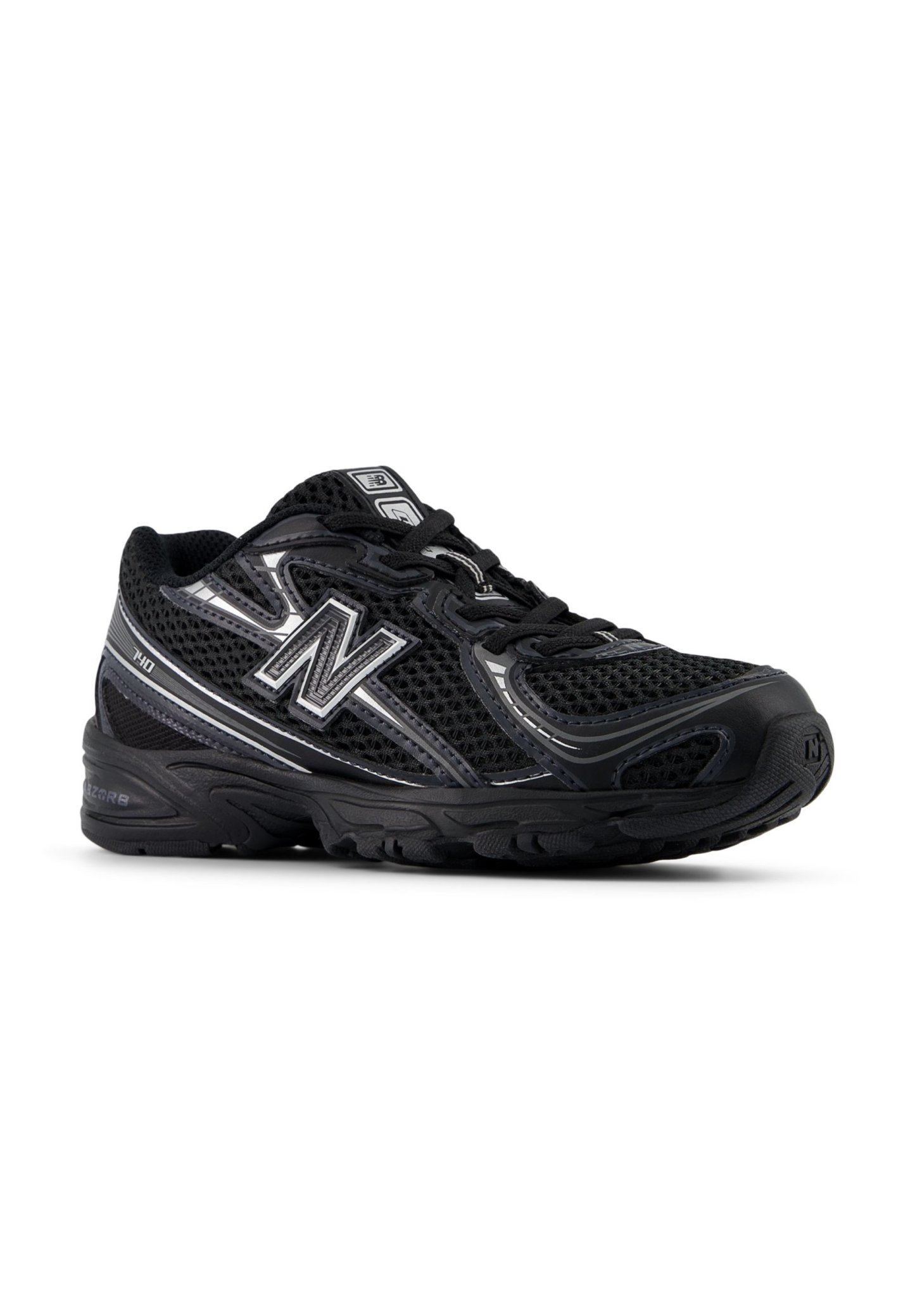 Zapatilla deportiva negra con parte superior de malla, acentos sintéticos, suela de goma y detalles reflectantes. Diseñada para ofrecer comodidad y soporte.