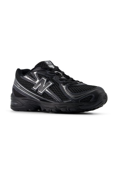 Zapatilla deportiva negra con parte superior de malla, acentos sintéticos, suela de goma y detalles reflectantes. Diseñada para ofrecer comodidad y soporte.